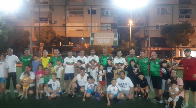 Bostanlısporlu küçük futbolcular babalar gününü sahada kutladı